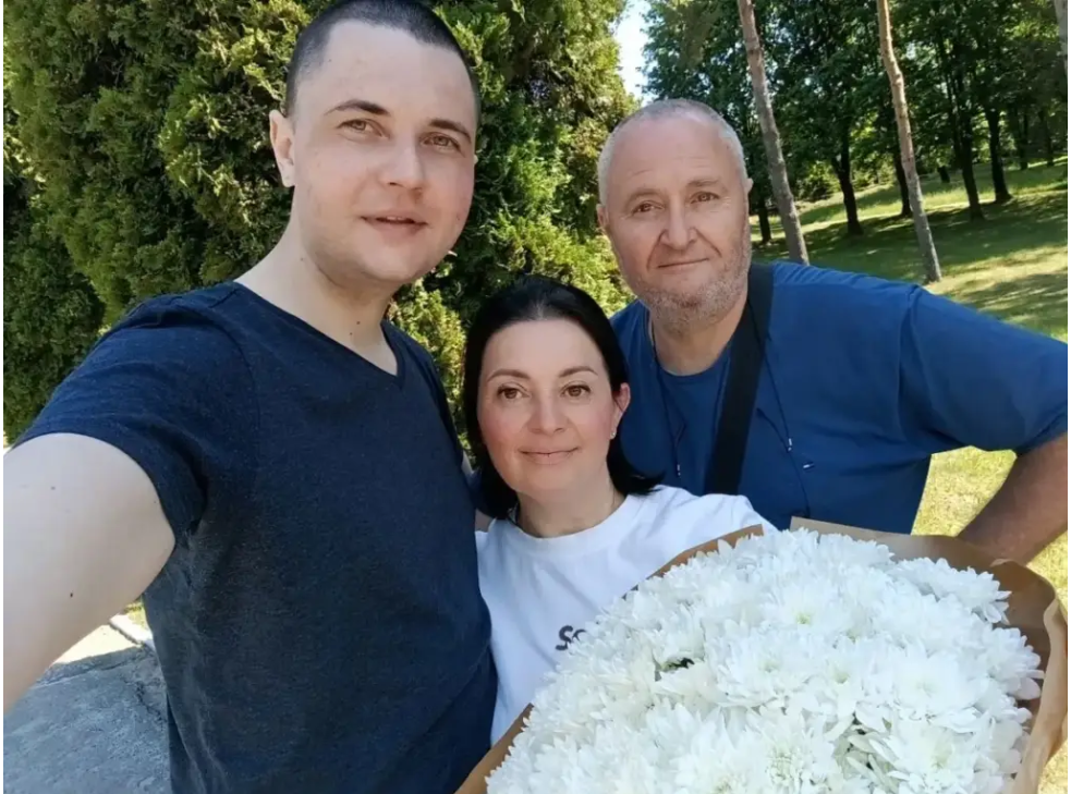 Перша зустріч батьків з сином після полону.