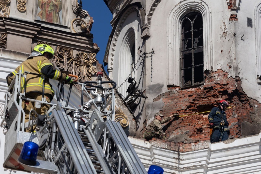 Ворог цілеспрямовано атакував київські святині. Зеленський відвідав місця російських ударів