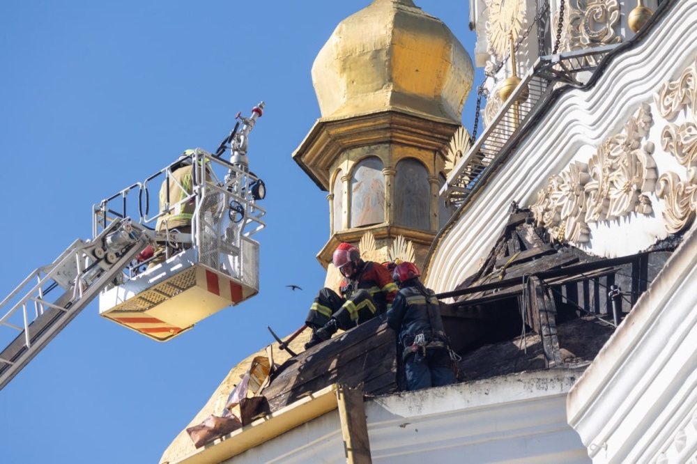 Ворог цілеспрямовано атакував київські святині. Зеленський відвідав місця російських ударів