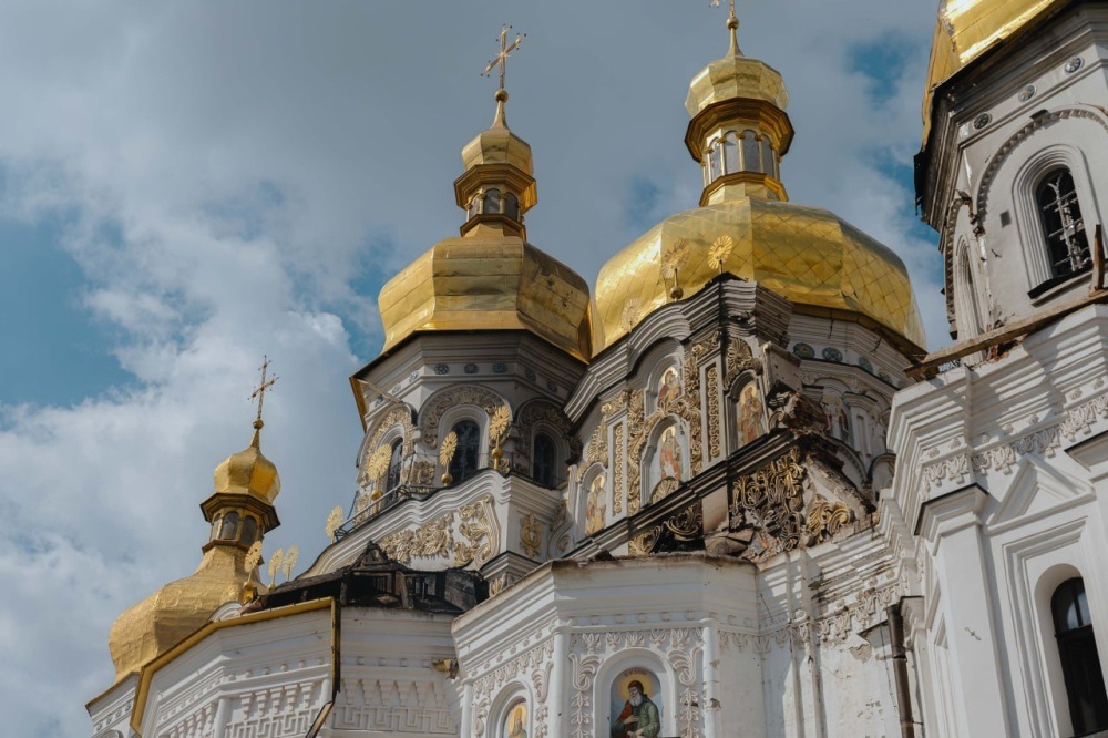 Ворог цілеспрямовано атакував київські святині. Зеленський відвідав місця російських ударів