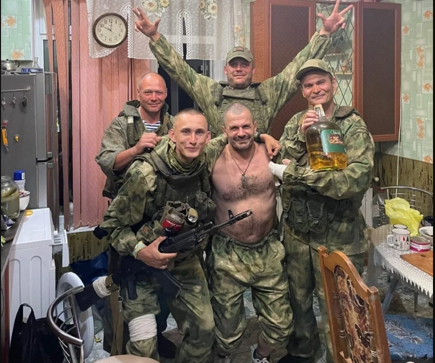 Аксонов (зліва у нижньому ряду) зі своїми товаришами по службі.