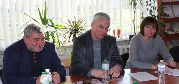 Павло Ярмій, депутат Каховської райради, Валерій Брусенський і Наталя Стаднік, голова Каховської РВА. 
